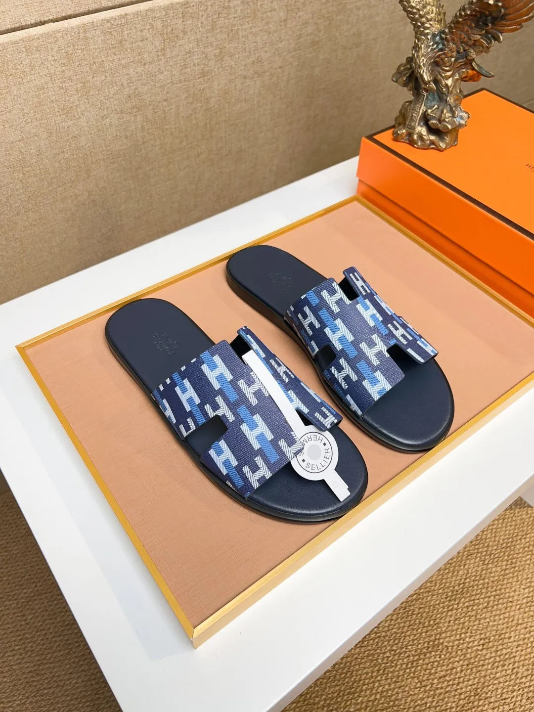 Men's clothing and shoes 💰280 💅💅💅 new arrival. Hermes Hermes official website latest counter synchronized new oran color leather H slippers, the original Paris version flew back to the original model and opened the mold to make it perfectly🍌The highest quality Sincerity, you can enter and leave the counter at will [Deyi] The upper is made of original customized  colored palm prints, crocodile print, ostrich print, colored cow leather, colored cow suede, 🤔 horse hair, 🥳 colored diamonds, 🥰 3D printing, and other genuine leather slippers, imported cow pattern foot pad lining, Italian  latest original genuine leather combination outsole Code number: 38-48 (customized at 46.47.48) Can be made into picture combination sole with genuine leather pattern and ordinary molded outsole